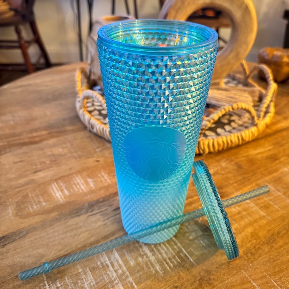 Starbucks 2023 Glacier Blue Ombre Gradient Bling Studded 24oz
Venti Tumbler - Picture 2 of 4